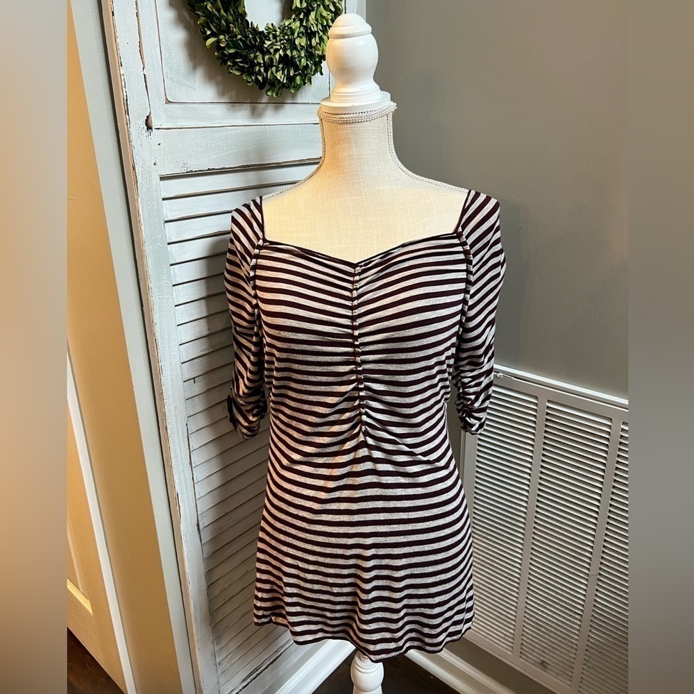 Women’s Max Studio stripped ruching gray/burgundy stripped shirt. Size M